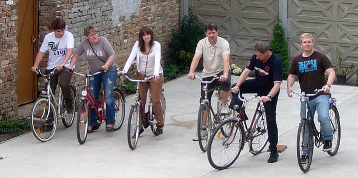 Familie Ilse und Addi Frank mit Kindern und Hans Werrhof bereit zu einer Fahrrad-Tour durch Billed