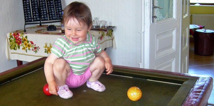 Die kleine Lenja, Tochter von Manfred Schwarz und Tine Mehlo aus Konstanz, beim Billard-Spiel im Forum