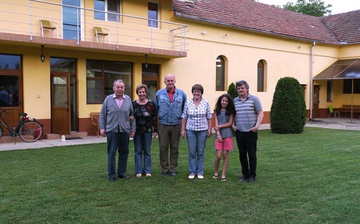 Im Hof vor den Gästezimmern v.l.n.r. Hans und Elisabeth Martini, Adam und Roswitha Csonti, Sarah und Alfred Kenderes