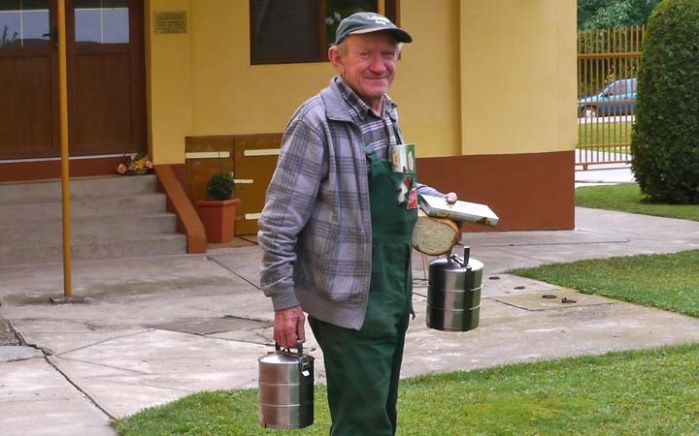 Hans, zu Fuß, er wohnt über die Gasse, mit dem Essen für's Wochenende