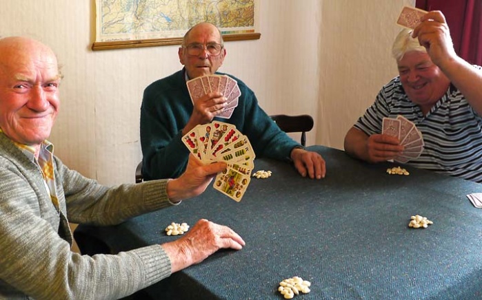 Zu Gast bei der ältesten Geselligkeit im Dorf, der sonntäglichen Kartenpartie im Forum