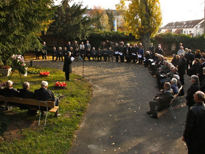 Allerheiligen am Denkmal der Billeder in Karlsruhe