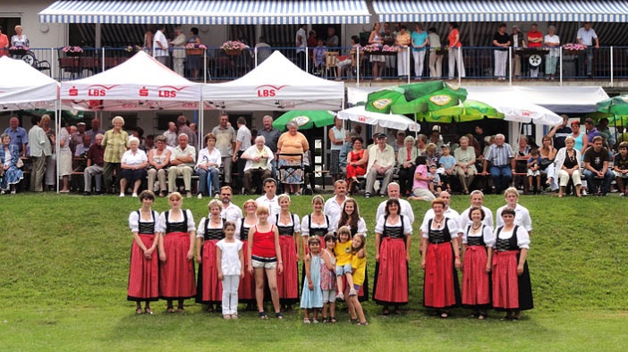 Gruppenbild auf 3 Ebenen auf dem Gelände des FC Südstern. Organisiert wurde das Fest vom Kreisverband Karlsruhe der Landsmannschaft der Banater Schwaben