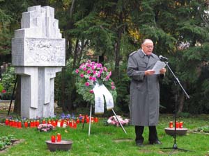 Josef Herbst vor dem Denkmal der Billeder auf dem Karlsruher Hauptfriedhof an Allerheiligen 2004.